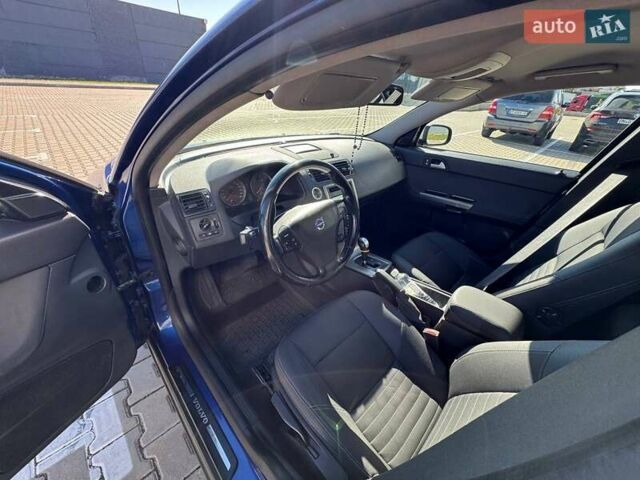 Синий Вольво В50, объемом двигателя 2.4 л и пробегом 375 тыс. км за 6700 $, фото 6 на Automoto.ua