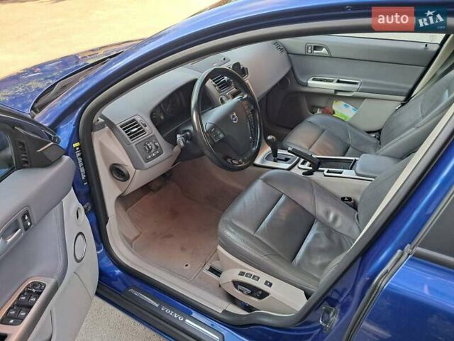 Вольво В50 2009 в Ровно на Automoto.ua Синий Вольво В50, объемом двигателя 2 л и пробегом 205 тыс. км за 8200 $, фото 5 на Automoto.ua