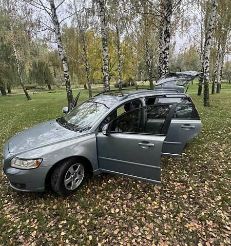 Синий Вольво В50, объемом двигателя 1.56 л и пробегом 200 тыс. км за 7022 $, фото 2 на Automoto.ua