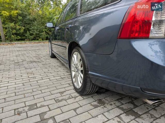 Синий Вольво В50, объемом двигателя 2.5 л и пробегом 235 тыс. км за 7900 $, фото 1 на Automoto.ua