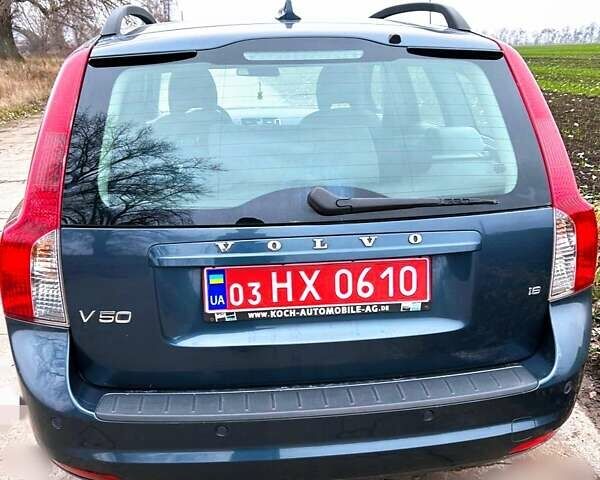 Синий Вольво В50, объемом двигателя 1.6 л и пробегом 226 тыс. км за 7499 $, фото 1 на Automoto.ua