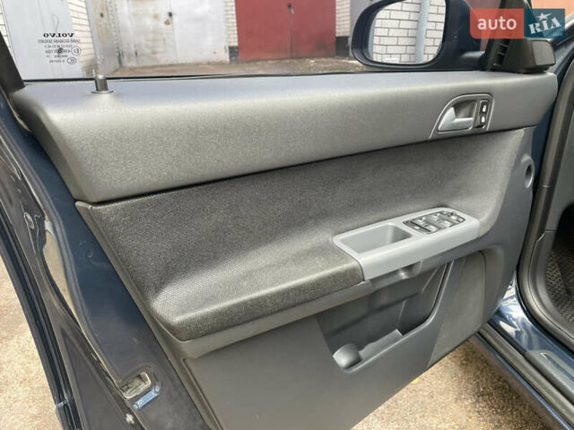 Вольво V50 2012 у Житомирі на Automoto.ua Синій Вольво V50, об'ємом двигуна 1.56 л та пробігом 268 тис. км за 7800 $, фото 10 на Automoto.ua