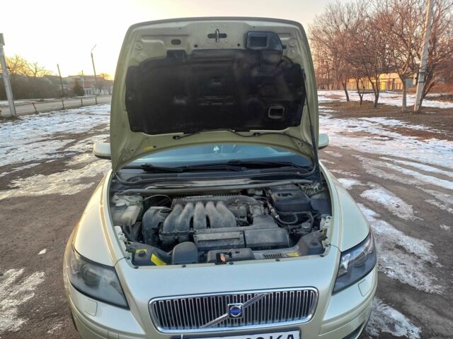 Зеленый Вольво В50, объемом двигателя 2.4 л и пробегом 332 тыс. км за 6000 $, фото 4 на Automoto.ua