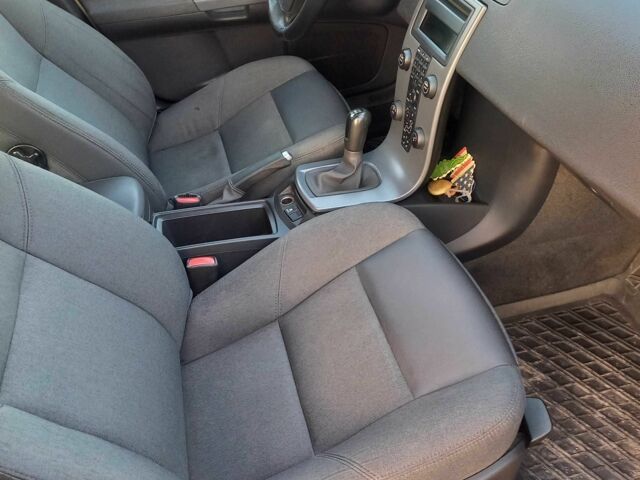 Зеленый Вольво В50, объемом двигателя 2.4 л и пробегом 332 тыс. км за 6000 $, фото 2 на Automoto.ua