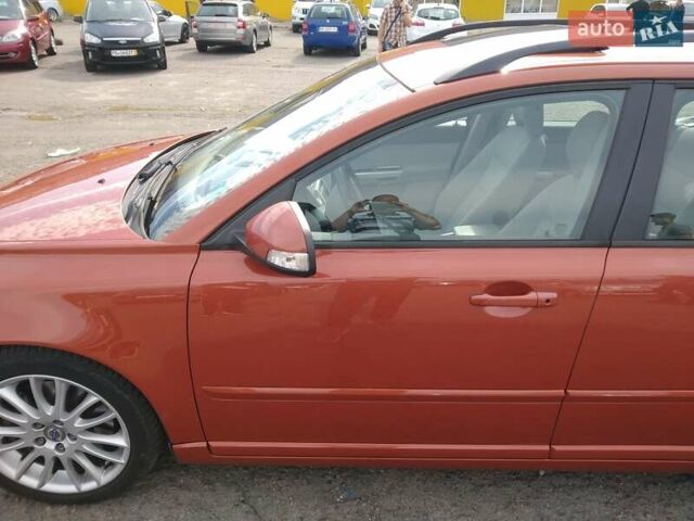 Оранжевый Вольво В50, объемом двигателя 2 л и пробегом 345 тыс. км за 8400 $, фото 1 на Automoto.ua