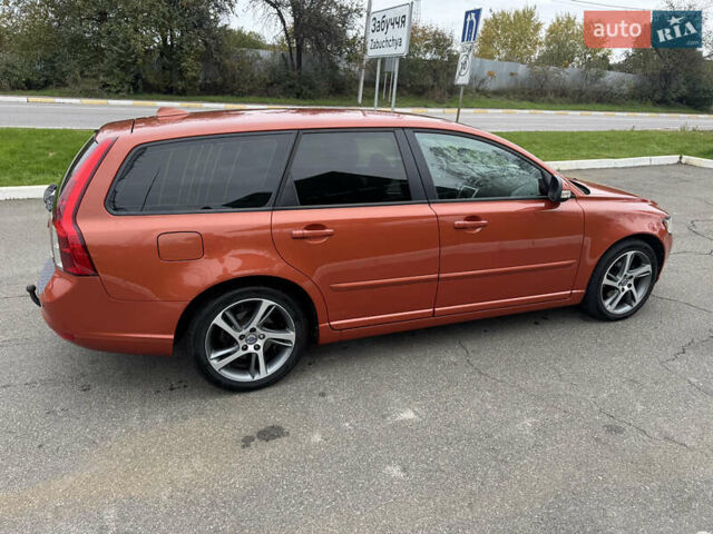 Оранжевый Вольво В50, объемом двигателя 1.6 л и пробегом 165 тыс. км за 8900 $, фото 3 на Automoto.ua