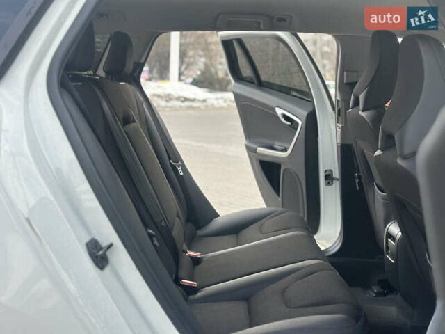 Белый Вольво B60, объемом двигателя 2.4 л и пробегом 203 тыс. км за 12699 $, фото 28 на Automoto.ua