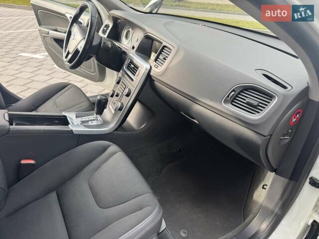 Білий Вольво B60, об'ємом двигуна 2.4 л та пробігом 200 тис. км за 10650 $, фото 45 на Automoto.ua