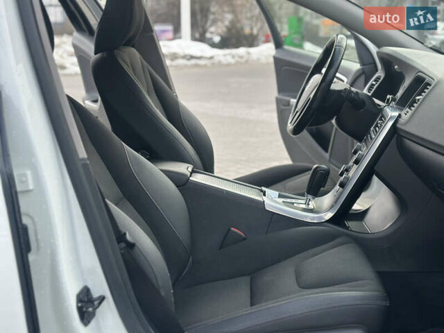 Белый Вольво B60, объемом двигателя 2.4 л и пробегом 203 тыс. км за 12699 $, фото 29 на Automoto.ua