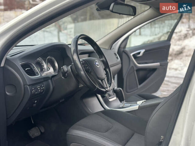 Белый Вольво B60, объемом двигателя 2.4 л и пробегом 203 тыс. км за 12699 $, фото 31 на Automoto.ua