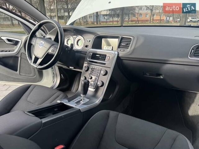 Білий Вольво B60, об'ємом двигуна 2.4 л та пробігом 200 тис. км за 10650 $, фото 40 на Automoto.ua