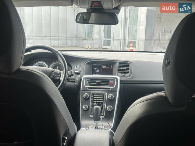 Белый Вольво B60, объемом двигателя 2.4 л и пробегом 203 тыс. км за 12699 $, фото 38 на Automoto.ua