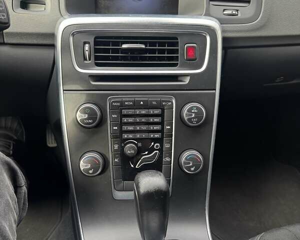 Білий Вольво B60, об'ємом двигуна 2.4 л та пробігом 200 тис. км за 10650 $, фото 47 на Automoto.ua