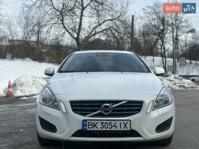 Белый Вольво B60, объемом двигателя 2.4 л и пробегом 203 тыс. км за 12699 $, фото 2 на Automoto.ua