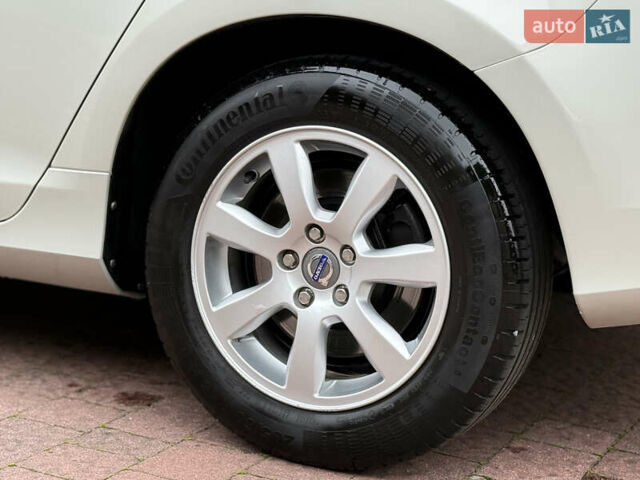 Белый Вольво B60, объемом двигателя 1.6 л и пробегом 218 тыс. км за 10700 $, фото 36 на Automoto.ua