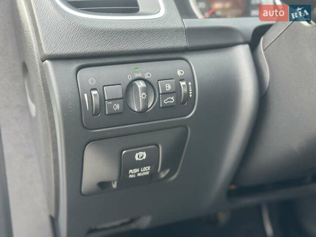 Белый Вольво B60, объемом двигателя 2.4 л и пробегом 203 тыс. км за 12699 $, фото 44 на Automoto.ua