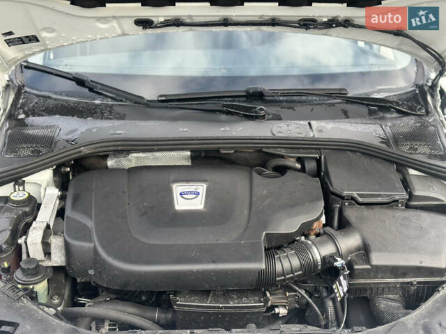 Белый Вольво B60, объемом двигателя 2.4 л и пробегом 203 тыс. км за 12699 $, фото 56 на Automoto.ua