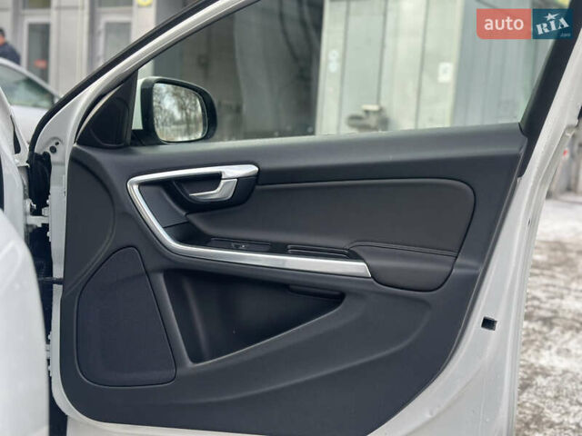 Белый Вольво B60, объемом двигателя 2.4 л и пробегом 203 тыс. км за 12699 $, фото 25 на Automoto.ua