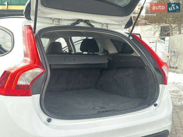 Белый Вольво B60, объемом двигателя 2.4 л и пробегом 203 тыс. км за 12699 $, фото 22 на Automoto.ua