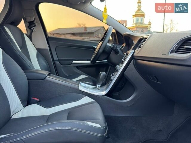 Белый Вольво B60, объемом двигателя 2 л и пробегом 265 тыс. км за 12650 $, фото 33 на Automoto.ua