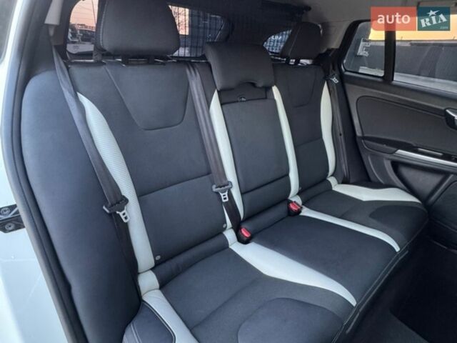 Белый Вольво B60, объемом двигателя 2 л и пробегом 265 тыс. км за 12650 $, фото 48 на Automoto.ua