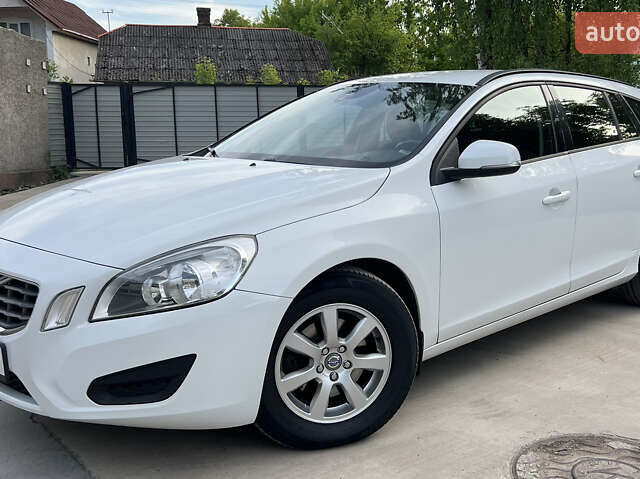 Белый Вольво B60, объемом двигателя 2 л и пробегом 302 тыс. км за 10200 $, фото 1 на Automoto.ua