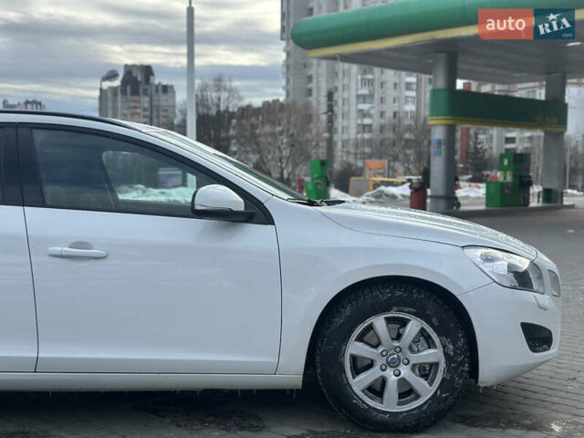 Белый Вольво B60, объемом двигателя 2.4 л и пробегом 203 тыс. км за 12699 $, фото 16 на Automoto.ua