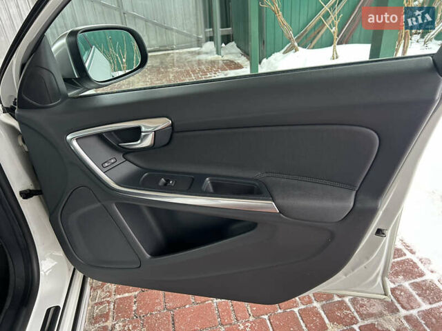 Белый Вольво B60, объемом двигателя 2.4 л и пробегом 160 тыс. км за 13900 $, фото 79 на Automoto.ua