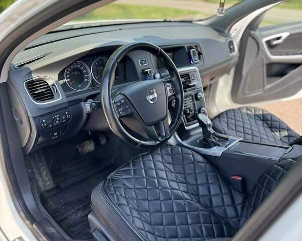 Белый Вольво B60, объемом двигателя 1.6 л и пробегом 211 тыс. км за 9500 $, фото 5 на Automoto.ua