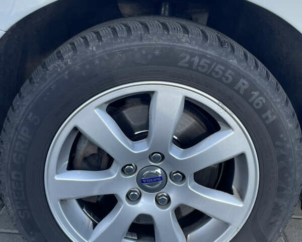 Белый Вольво B60, объемом двигателя 2 л и пробегом 280 тыс. км за 10300 $, фото 3 на Automoto.ua