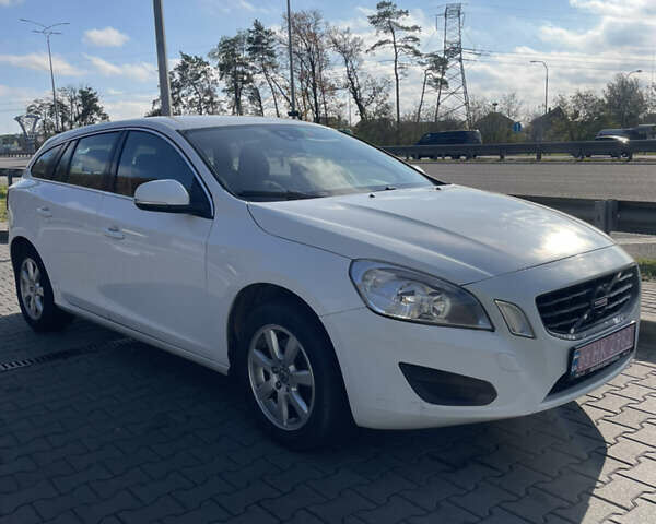 Белый Вольво B60, объемом двигателя 2 л и пробегом 280 тыс. км за 10300 $, фото 1 на Automoto.ua