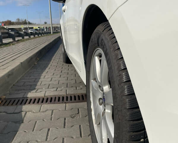 Белый Вольво B60, объемом двигателя 2 л и пробегом 280 тыс. км за 10300 $, фото 10 на Automoto.ua