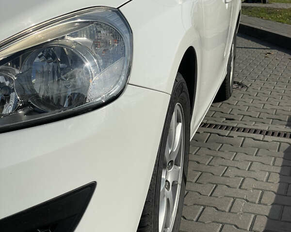 Белый Вольво B60, объемом двигателя 2 л и пробегом 280 тыс. км за 10300 $, фото 34 на Automoto.ua