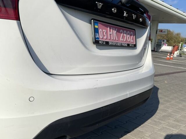 Белый Вольво B60, объемом двигателя 2 л и пробегом 280 тыс. км за 10300 $, фото 1 на Automoto.ua