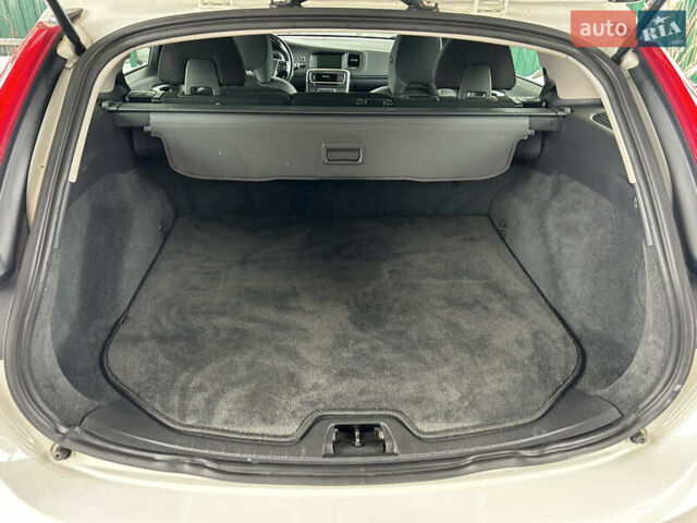 Белый Вольво B60, объемом двигателя 2.4 л и пробегом 160 тыс. км за 13900 $, фото 62 на Automoto.ua