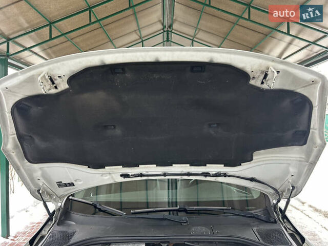 Белый Вольво B60, объемом двигателя 2.4 л и пробегом 160 тыс. км за 13900 $, фото 82 на Automoto.ua