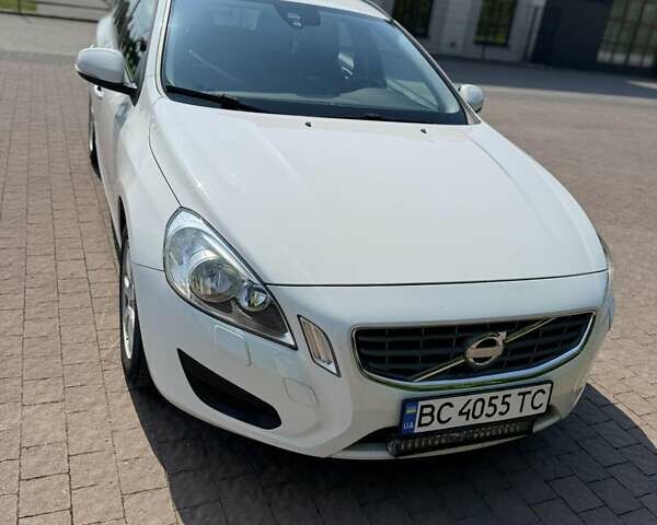Белый Вольво B60, объемом двигателя 1.6 л и пробегом 211 тыс. км за 9500 $, фото 2 на Automoto.ua