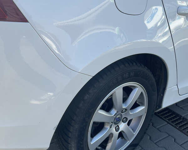 Белый Вольво B60, объемом двигателя 2 л и пробегом 280 тыс. км за 10300 $, фото 19 на Automoto.ua