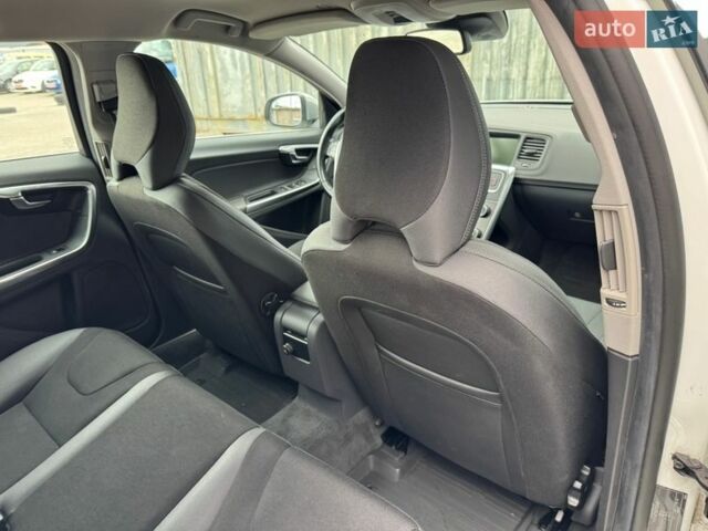 Белый Вольво B60, объемом двигателя 2.4 л и пробегом 160 тыс. км за 13900 $, фото 65 на Automoto.ua