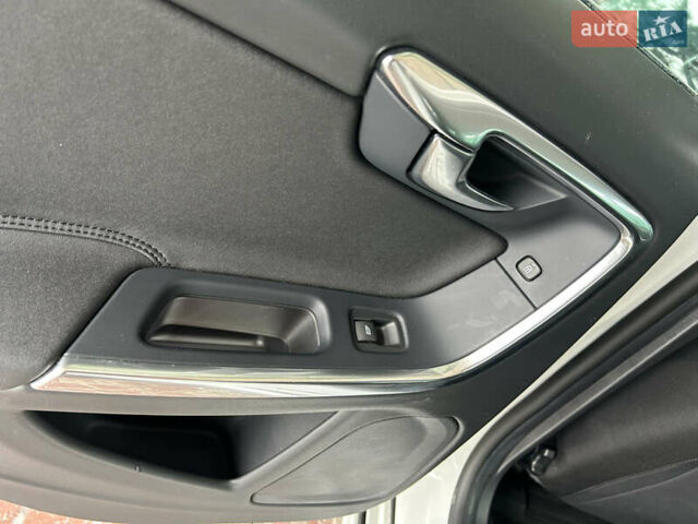 Белый Вольво B60, объемом двигателя 2.4 л и пробегом 160 тыс. км за 13900 $, фото 60 на Automoto.ua