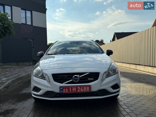 Белый Вольво B60, объемом двигателя 2.4 л и пробегом 236 тыс. км за 11600 $, фото 2 на Automoto.ua