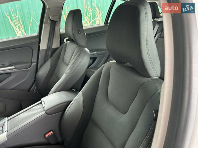 Белый Вольво B60, объемом двигателя 2.4 л и пробегом 160 тыс. км за 13900 $, фото 28 на Automoto.ua