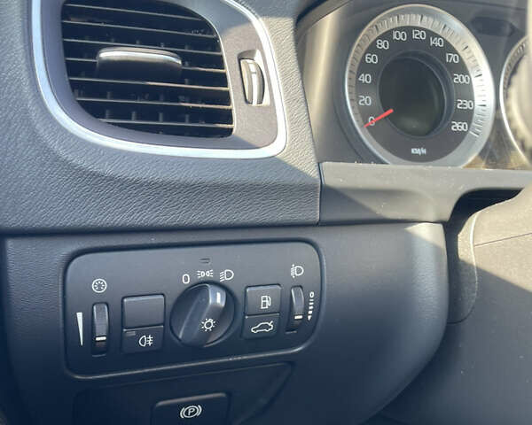 Белый Вольво B60, объемом двигателя 2 л и пробегом 280 тыс. км за 10300 $, фото 39 на Automoto.ua