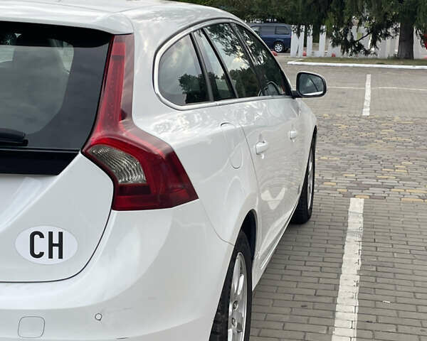 Белый Вольво B60, объемом двигателя 2 л и пробегом 279 тыс. км за 11000 $, фото 16 на Automoto.ua
