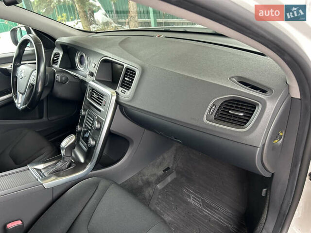 Белый Вольво B60, объемом двигателя 2.4 л и пробегом 160 тыс. км за 13900 $, фото 78 на Automoto.ua