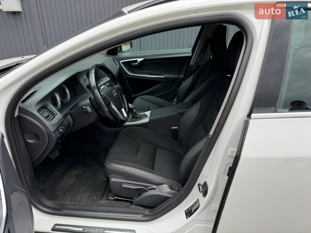 Белый Вольво B60, объемом двигателя 2.4 л и пробегом 160 тыс. км за 13500 $, фото 26 на Automoto.ua
