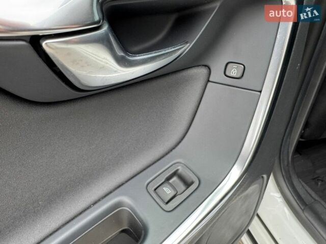 Белый Вольво B60, объемом двигателя 2.4 л и пробегом 160 тыс. км за 13900 $, фото 57 на Automoto.ua