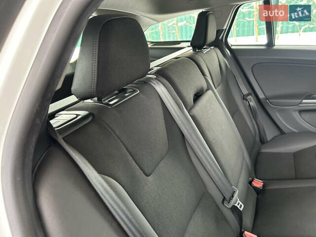 Белый Вольво B60, объемом двигателя 2.4 л и пробегом 160 тыс. км за 13900 $, фото 69 на Automoto.ua