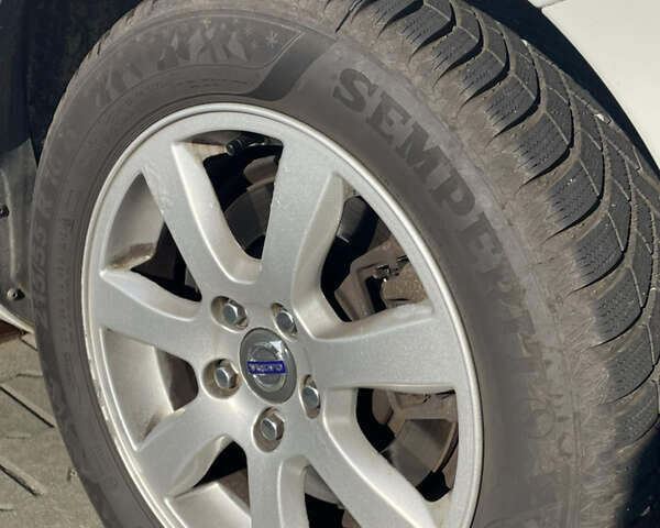 Белый Вольво B60, объемом двигателя 2 л и пробегом 280 тыс. км за 10300 $, фото 9 на Automoto.ua