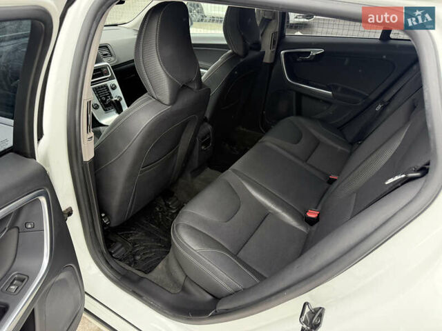 Белый Вольво B60, объемом двигателя 2.4 л и пробегом 234 тыс. км за 12600 $, фото 16 на Automoto.ua